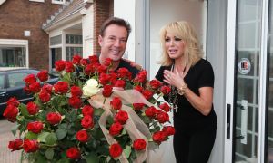 07-04-2014 SHOWBIZZ; GERARD JOLING VERRASTE DE JARIGE PATRICIA PAAY MET 65 RODE ROZEN. Het was een komen en gaan van allerlei bloemisten die een ding gemeen hadden, boeketten van 65 rozen. Dus Patricia had laat in de middag alle soorten thuis staan, roze, gele, rode en witte rozen. Gerard en Wino verraste Patricia met 64 rode rozen en een witte. Later op de avond vertrok het feestende stel naar Restaurant FABELS in Bergen om daar het feestje voort te zetten onder het genot van de nodige BUBBELS.
foto: Albert den Iseger