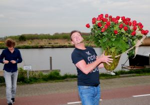 07-04-2014 SHOWBIZZ; GERARD JOLING VERRASTE DE JARIGE PATRICIA PAAY MET 65 RODE ROZEN. Het was een komen en gaan van allerlei bloemisten die een ding gemeen hadden, boeketten van 65 rozen. Dus Patricia had laat in de middag alle soorten thuis staan, roze, gele, rode en witte rozen. Gerard en Wino verraste Patricia met 64 rode rozen en een witte. Later op de avond vertrok het feestende stel naar Restaurant FABELS in Bergen om daar het feestje voort te zetten onder het genot van de nodige BUBBELS.
foto: Albert den Iseger