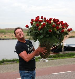 07-04-2014 SHOWBIZZ; GERARD JOLING VERRASTE DE JARIGE PATRICIA PAAY MET 65 RODE ROZEN. Het was een komen en gaan van allerlei bloemisten die een ding gemeen hadden, boeketten van 65 rozen. Dus Patricia had laat in de middag alle soorten thuis staan, roze, gele, rode en witte rozen. Gerard en Wino verraste Patricia met 64 rode rozen en een witte. Later op de avond vertrok het feestende stel naar Restaurant FABELS in Bergen om daar het feestje voort te zetten onder het genot van de nodige BUBBELS.
foto: Albert den Iseger