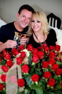 07-04-2014 SHOWBIZZ; GERARD JOLING VERRASTE DE JARIGE PATRICIA PAAY MET 65 RODE ROZEN. Het was een komen en gaan van allerlei bloemisten die een ding gemeen hadden, boeketten van 65 rozen. Dus Patricia had laat in de middag alle soorten thuis staan, roze, gele, rode en witte rozen. Gerard en Wino verraste Patricia met 64 rode rozen en een witte. Later op de avond vertrok het feestende stel naar Restaurant FABELS in Bergen om daar het feestje voort te zetten onder het genot van de nodige BUBBELS.
foto: Albert den Iseger