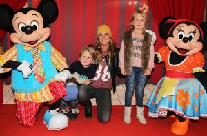 19-04-2014 SHOWBIZZ; GAAT KRISTEL-MELS EN DOCHTER DIESE HOEKSTRA ZONDER LODEWIJK TOCH NAAR EURO DISNEY. Er schijnen problemen te zijn in het huwelijk van Lodewijk en Kristel Hoekstra. Lodewijk onze tuinman schijnt zelfs al een huisje te hebben in de omgeving van zijn eigen huis om vooral dicht bij zijn kinderen te zijn. Hun Nanny schijnt nog wel in hun huis te vertoeven. Word vervolgt.
foto: Albert den Iseger