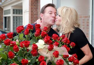 07-04-2014 SHOWBIZZ; GERARD JOLING VERRASTE DE JARIGE PATRICIA PAAY MET 65 RODE ROZEN. Het was een komen en gaan van allerlei bloemisten die een ding gemeen hadden, boeketten van 65 rozen. Dus Patricia had laat in de middag alle soorten thuis staan, roze, gele, rode en witte rozen. Gerard en Wino verraste Patricia met 64 rode rozen en een witte. Later op de avond vertrok het feestende stel naar Restaurant FABELS in Bergen om daar het feestje voort te zetten onder het genot van de nodige BUBBELS.
foto: Albert den Iseger