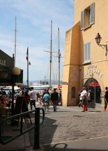 23-04-2014 SHOWBIZZ: FRANS EN MARISKA BAUER OP VAKANTIE AAN DE COTE DE AZUR.
Samen lekker even een weekje niks, gewoon gezellig lekker eten, slapen bij Van der Valk in Saint Aygulf en slenteren op het strand, maar we vergeten niet onze fans. Daarom nemen we gewoon 104 echte BAUER fans mee naar Zuid Frankrijk. Prive vloog mee en maakte een mooie reportage.
foto: Albert den Iseger.