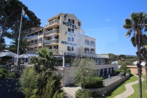 28-04-2014 SHOWBIZZ; FRANS EN MARISKA BAUER VIEREN VAKANTIE IN ZUID FRANKRIJK. Maar ze namen wel 104 fans mee om samen te genieten van 1 week aan de Cote de Azur. 
foto: Albert den Iseger.