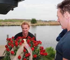 07-04-2014 SHOWBIZZ; GERARD JOLING VERRASTE DE JARIGE PATRICIA PAAY MET 65 RODE ROZEN. Het was een komen en gaan van allerlei bloemisten die een ding gemeen hadden, boeketten van 65 rozen. Dus Patricia had laat in de middag alle soorten thuis staan, roze, gele, rode en witte rozen. Gerard en Wino verraste Patricia met 64 rode rozen en een witte. Later op de avond vertrok het feestende stel naar Restaurant FABELS in Bergen om daar het feestje voort te zetten onder het genot van de nodige BUBBELS.
foto: Albert den Iseger