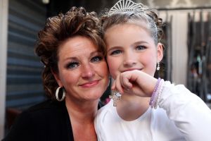 20-04-2015 SHOBIZZ; FRANS EN MARLOES DUIJTS DOEN ALLES VOOR HUN 3 PRINSESSEN. Alles werd uit de kast gehaald bij de eerste communie van de drie meiden. Jolanda,Wilhelmina en Alisha werden echt omgetoverd tot 3 prinsessen voor hun eerste communie. De exclusieve foto reportage deze week in weekblad Prive.
foto: Albert den Iseger