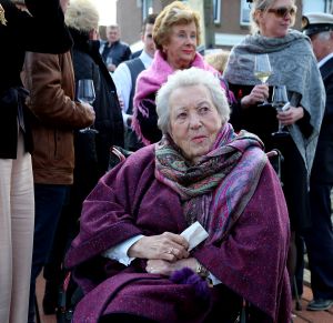 12-04-2016 SHOWBIZZ; JOOP BRAAKHEKKE IS JARIG EN WORD 75 JAAR. En op zijn verjaardag doopt zijn 106 jarige moeder LOUISE zijn nieuwe boot, DE STOUTE LOUISE in Hindeloopen. 
foto: Albert den Iseger