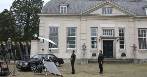 03-04-2017 SHOWBIZZ; GERARD JOLING EN TINO MARTIN MAKEN VIDEO CLIP. Gerard en Tino hebben samen het nummer LAAT ME LEVEN ingezongen en daarbij hoort natuurlijk een videoclip. Deze werd gemaakt op landgoed HUIS DE VOORST in EEFDE.
Het is werkelijk een prachtig nummer geworden en Gerard en Tino zijn er erg blij mee.
10 April a.s.komt het nummer uit en is de video clip te zien.
foto: Albert den Iseger