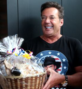 18-04-2017 SHOWBIZZ; GERARD JOLING OP HANDEN GEDRAGEN DOOR ZIJN TROUWSTE FANS. Gerard Joling organiseerde een fans diner om zo zijn fans te bedanken. Het werd weer een waar JOLING feest.
foto: Albert den Iseger