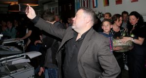 24-04-2017 SHOWBIZZ; O G3NE EN BUURMAN FRANS BAUER WEER OP BEZOEK OP LAGERE SCHOOL. Met een heuse video clip en een prachtig lied geschreven door FRANS BAUER werd het een gezellig feestje op de SPRINGPLANK school te Fijnaart.
foto: Albert den Iseger