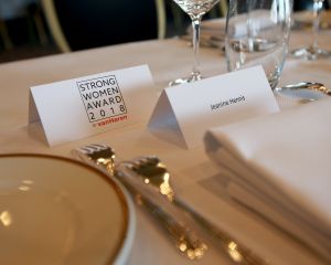 09-04-2018 SHOWBIZZ; THE STRONG WOMAN AWARD 2018 IS GEWONNEN DOOR ANNEMARIE VAN GAAL. In Grand Hotel Huis ter Duin te noordwijk was dit jaar de verkiezing van the strong woman of 2018. Vele bekende dames uit de Showbizz waren aanwezig. Annemarie van Gaal won de Award die werd uitgereikt door Bibian Mental de winnares van vorig jaar. Betty de Groot kan weer terug kijken op een gezellige en heerlijk middag.
foto: Albert den Iseger