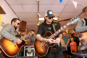 21-04-2018 SHOWBIZZ; WAYLON VIERT RECORD STORE DAY IN ALKMAAR.In het kader van de wereldwijde Record Story Day op zaterdag, had ook Pop-Eye/Velvet Music een hele reeks optredens geprogrammeerd. Voor deze dag, die een ode is aan de onafhankelijke platenzaken en de muziek zelf, had de Alkmaarse platenzaak onder andere Waylon weten te strikken.
foto: Albert den Iseger