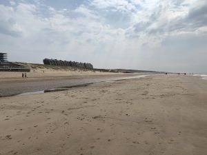 12-04-2020 LAATSTE NIEUWS; EGMOND AAN ZEE PASEN 2020. Het is verlaten, rustig, stil en heel ongezellig.Normaal vertoeven hier met Pasen ongeveer 15.000 gasten.Nu is er niemand. Appartementen  staan leeg. zomerhuizen klaar voor het zomer seizoen maar nu even leeg en verlaten.Het is nu echt Pasen maar Corona voert een streng beleid ook in de Egmonden.
foto: Albert den Iseger