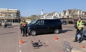 05-04-2020 LAATSTE NIEUWS: POLITIE CONTROLEERD DRUKTE STRAND MET DRONE. De politie controleerde het strand van Egmond aan zee op drukte, maar de conclusie was dat de mensen zich aan hun afspraak hielden, thuis blijven. Een enkele toerist was aan het wandelen op het mooie strand.
foto: Albert den Iseger