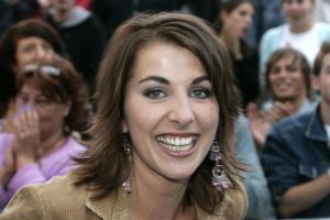 25-08-2005 SHOWBIZZ; BIG BROTHER IS BEGONNEN GISTEREN WAS DE KICK OFF IN AALSMEER. Chantal-Dido-Rob-Lieske-Ingrid-Roel-Joost-Linda-Menno-Tanja-Nathalie en Rikkert dat zijn de nieuwe bewoners van het prachtige Big Brother huis wat is gebouwd op het terrein van studio Aalsmeer. Vanavond sloot de deur achter de 12 deelnemers van de race om het grote geld. Na 3 maanden zullen we weten wie de gelukkige zal zijn en de buit mag ontvangen.Ruud de Wild en Bridget Maasland zullen gedurende deze periode de mensen zijn die ons elke dag op de hoogte gaan houden van wat er plaats vindt in het Big Brother huis.Ook de zwangere Tanja was vast beraden om in het huis te gaan bevallen.
foto: Albert den Iseger.