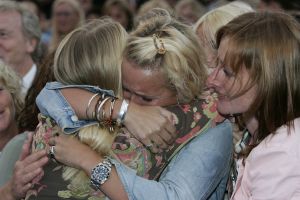 25-08-2005 SHOWBIZZ; BIG BROTHER IS BEGONNEN GISTEREN WAS DE KICK OFF IN AALSMEER. Chantal-Dido-Rob-Lieske-Ingrid-Roel-Joost-Linda-Menno-Tanja-Nathalie en Rikkert dat zijn de nieuwe bewoners van het prachtige Big Brother huis wat is gebouwd op het terrein van studio Aalsmeer. Vanavond sloot de deur achter de 12 deelnemers van de race om het grote geld. Na 3 maanden zullen we weten wie de gelukkige zal zijn en de buit mag ontvangen.Ruud de Wild en Bridget Maasland zullen gedurende deze periode de mensen zijn die ons elke dag op de hoogte gaan houden van wat er plaats vindt in het Big Brother huis.Ook de zwangere Tanja was vast beraden om in het huis te gaan bevallen.
foto: Albert den Iseger.