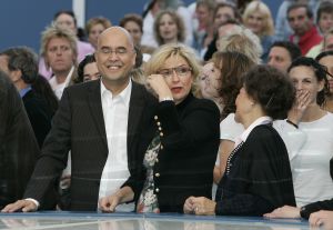 25-08-2005 SHOWBIZZ; BIG BROTHER IS BEGONNEN GISTEREN WAS DE KICK OFF IN AALSMEER. Chantal-Dido-Rob-Lieske-Ingrid-Roel-Joost-Linda-Menno-Tanja-Nathalie en Rikkert dat zijn de nieuwe bewoners van het prachtige Big Brother huis wat is gebouwd op het terrein van studio Aalsmeer. Vanavond sloot de deur achter de 12 deelnemers van de race om het grote geld. Na 3 maanden zullen we weten wie de gelukkige zal zijn en de buit mag ontvangen.Ruud de Wild en Bridget Maasland zullen gedurende deze periode de mensen zijn die ons elke dag op de hoogte gaan houden van wat er plaats vindt in het Big Brother huis.Ook de zwangere Tanja was vast beraden om in het huis te gaan bevallen.
foto: Albert den Iseger.