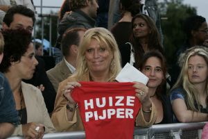 25-08-2005 SHOWBIZZ; BIG BROTHER IS BEGONNEN GISTEREN WAS DE KICK OFF IN AALSMEER. Chantal-Dido-Rob-Lieske-Ingrid-Roel-Joost-Linda-Menno-Tanja-Nathalie en Rikkert dat zijn de nieuwe bewoners van het prachtige Big Brother huis wat is gebouwd op het terrein van studio Aalsmeer. Vanavond sloot de deur achter de 12 deelnemers van de race om het grote geld. Na 3 maanden zullen we weten wie de gelukkige zal zijn en de buit mag ontvangen.Ruud de Wild en Bridget Maasland zullen gedurende deze periode de mensen zijn die ons elke dag op de hoogte gaan houden van wat er plaats vindt in het Big Brother huis.Ook de zwangere Tanja was vast beraden om in het huis te gaan bevallen.
foto: Albert den Iseger.
