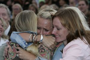 25-08-2005 SHOWBIZZ; BIG BROTHER IS BEGONNEN GISTEREN WAS DE KICK OFF IN AALSMEER. Chantal-Dido-Rob-Lieske-Ingrid-Roel-Joost-Linda-Menno-Tanja-Nathalie en Rikkert dat zijn de nieuwe bewoners van het prachtige Big Brother huis wat is gebouwd op het terrein van studio Aalsmeer. Vanavond sloot de deur achter de 12 deelnemers van de race om het grote geld. Na 3 maanden zullen we weten wie de gelukkige zal zijn en de buit mag ontvangen.Ruud de Wild en Bridget Maasland zullen gedurende deze periode de mensen zijn die ons elke dag op de hoogte gaan houden van wat er plaats vindt in het Big Brother huis.Ook de zwangere Tanja was vast beraden om in het huis te gaan bevallen.
foto: Albert den Iseger.