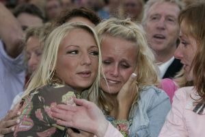 25-08-2005 SHOWBIZZ; BIG BROTHER IS BEGONNEN GISTEREN WAS DE KICK OFF IN AALSMEER. Chantal-Dido-Rob-Lieske-Ingrid-Roel-Joost-Linda-Menno-Tanja-Nathalie en Rikkert dat zijn de nieuwe bewoners van het prachtige Big Brother huis wat is gebouwd op het terrein van studio Aalsmeer. Vanavond sloot de deur achter de 12 deelnemers van de race om het grote geld. Na 3 maanden zullen we weten wie de gelukkige zal zijn en de buit mag ontvangen.Ruud de Wild en Bridget Maasland zullen gedurende deze periode de mensen zijn die ons elke dag op de hoogte gaan houden van wat er plaats vindt in het Big Brother huis.Ook de zwangere Tanja was vast beraden om in het huis te gaan bevallen.
foto: Albert den Iseger.