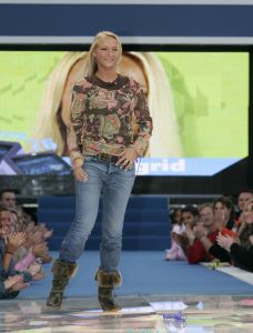 25-08-2005 SHOWBIZZ; BIG BROTHER IS BEGONNEN GISTEREN WAS DE KICK OFF IN AALSMEER. Chantal-Dido-Rob-Lieske-Ingrid-Roel-Joost-Linda-Menno-Tanja-Nathalie en Rikkert dat zijn de nieuwe bewoners van het prachtige Big Brother huis wat is gebouwd op het terrein van studio Aalsmeer. Vanavond sloot de deur achter de 12 deelnemers van de race om het grote geld. Na 3 maanden zullen we weten wie de gelukkige zal zijn en de buit mag ontvangen.Ruud de Wild en Bridget Maasland zullen gedurende deze periode de mensen zijn die ons elke dag op de hoogte gaan houden van wat er plaats vindt in het Big Brother huis.Ook de zwangere Tanja was vast beraden om in het huis te gaan bevallen.
foto: Albert den Iseger.