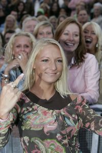 25-08-2005 SHOWBIZZ; BIG BROTHER IS BEGONNEN GISTEREN WAS DE KICK OFF IN AALSMEER. Chantal-Dido-Rob-Lieske-Ingrid-Roel-Joost-Linda-Menno-Tanja-Nathalie en Rikkert dat zijn de nieuwe bewoners van het prachtige Big Brother huis wat is gebouwd op het terrein van studio Aalsmeer. Vanavond sloot de deur achter de 12 deelnemers van de race om het grote geld. Na 3 maanden zullen we weten wie de gelukkige zal zijn en de buit mag ontvangen.Ruud de Wild en Bridget Maasland zullen gedurende deze periode de mensen zijn die ons elke dag op de hoogte gaan houden van wat er plaats vindt in het Big Brother huis.Ook de zwangere Tanja was vast beraden om in het huis te gaan bevallen.
foto: Albert den Iseger.