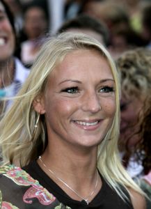 25-08-2005 SHOWBIZZ; BIG BROTHER IS BEGONNEN GISTEREN WAS DE KICK OFF IN AALSMEER. Chantal-Dido-Rob-Lieske-Ingrid-Roel-Joost-Linda-Menno-Tanja-Nathalie en Rikkert dat zijn de nieuwe bewoners van het prachtige Big Brother huis wat is gebouwd op het terrein van studio Aalsmeer. Vanavond sloot de deur achter de 12 deelnemers van de race om het grote geld. Na 3 maanden zullen we weten wie de gelukkige zal zijn en de buit mag ontvangen.Ruud de Wild en Bridget Maasland zullen gedurende deze periode de mensen zijn die ons elke dag op de hoogte gaan houden van wat er plaats vindt in het Big Brother huis.Ook de zwangere Tanja was vast beraden om in het huis te gaan bevallen.
foto: Albert den Iseger.