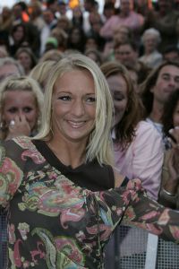 25-08-2005 SHOWBIZZ; BIG BROTHER IS BEGONNEN GISTEREN WAS DE KICK OFF IN AALSMEER. Chantal-Dido-Rob-Lieske-Ingrid-Roel-Joost-Linda-Menno-Tanja-Nathalie en Rikkert dat zijn de nieuwe bewoners van het prachtige Big Brother huis wat is gebouwd op het terrein van studio Aalsmeer. Vanavond sloot de deur achter de 12 deelnemers van de race om het grote geld. Na 3 maanden zullen we weten wie de gelukkige zal zijn en de buit mag ontvangen.Ruud de Wild en Bridget Maasland zullen gedurende deze periode de mensen zijn die ons elke dag op de hoogte gaan houden van wat er plaats vindt in het Big Brother huis.Ook de zwangere Tanja was vast beraden om in het huis te gaan bevallen.
foto: Albert den Iseger.