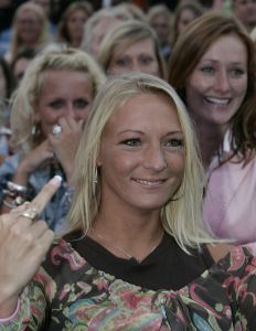 25-08-2005 SHOWBIZZ; BIG BROTHER IS BEGONNEN GISTEREN WAS DE KICK OFF IN AALSMEER. Chantal-Dido-Rob-Lieske-Ingrid-Roel-Joost-Linda-Menno-Tanja-Nathalie en Rikkert dat zijn de nieuwe bewoners van het prachtige Big Brother huis wat is gebouwd op het terrein van studio Aalsmeer. Vanavond sloot de deur achter de 12 deelnemers van de race om het grote geld. Na 3 maanden zullen we weten wie de gelukkige zal zijn en de buit mag ontvangen.Ruud de Wild en Bridget Maasland zullen gedurende deze periode de mensen zijn die ons elke dag op de hoogte gaan houden van wat er plaats vindt in het Big Brother huis.Ook de zwangere Tanja was vast beraden om in het huis te gaan bevallen.
foto: Albert den Iseger.