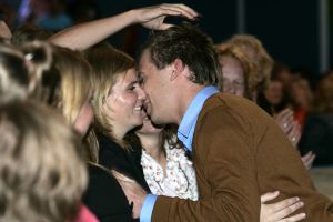 25-08-2005 SHOWBIZZ; BIG BROTHER IS BEGONNEN GISTEREN WAS DE KICK OFF IN AALSMEER. Chantal-Dido-Rob-Lieske-Ingrid-Roel-Joost-Linda-Menno-Tanja-Nathalie en Rikkert dat zijn de nieuwe bewoners van het prachtige Big Brother huis wat is gebouwd op het terrein van studio Aalsmeer. Vanavond sloot de deur achter de 12 deelnemers van de race om het grote geld. Na 3 maanden zullen we weten wie de gelukkige zal zijn en de buit mag ontvangen.Ruud de Wild en Bridget Maasland zullen gedurende deze periode de mensen zijn die ons elke dag op de hoogte gaan houden van wat er plaats vindt in het Big Brother huis.Ook de zwangere Tanja was vast beraden om in het huis te gaan bevallen.
foto: Albert den Iseger.