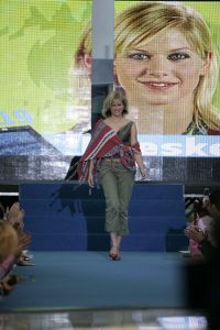 25-08-2005 SHOWBIZZ; BIG BROTHER IS BEGONNEN GISTEREN WAS DE KICK OFF IN AALSMEER. Chantal-Dido-Rob-Lieske-Ingrid-Roel-Joost-Linda-Menno-Tanja-Nathalie en Rikkert dat zijn de nieuwe bewoners van het prachtige Big Brother huis wat is gebouwd op het terrein van studio Aalsmeer. Vanavond sloot de deur achter de 12 deelnemers van de race om het grote geld. Na 3 maanden zullen we weten wie de gelukkige zal zijn en de buit mag ontvangen.Ruud de Wild en Bridget Maasland zullen gedurende deze periode de mensen zijn die ons elke dag op de hoogte gaan houden van wat er plaats vindt in het Big Brother huis.Ook de zwangere Tanja was vast beraden om in het huis te gaan bevallen.
foto: Albert den Iseger.