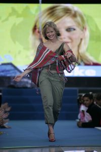 25-08-2005 SHOWBIZZ; BIG BROTHER IS BEGONNEN GISTEREN WAS DE KICK OFF IN AALSMEER. Chantal-Dido-Rob-Lieske-Ingrid-Roel-Joost-Linda-Menno-Tanja-Nathalie en Rikkert dat zijn de nieuwe bewoners van het prachtige Big Brother huis wat is gebouwd op het terrein van studio Aalsmeer. Vanavond sloot de deur achter de 12 deelnemers van de race om het grote geld. Na 3 maanden zullen we weten wie de gelukkige zal zijn en de buit mag ontvangen.Ruud de Wild en Bridget Maasland zullen gedurende deze periode de mensen zijn die ons elke dag op de hoogte gaan houden van wat er plaats vindt in het Big Brother huis.Ook de zwangere Tanja was vast beraden om in het huis te gaan bevallen.
foto: Albert den Iseger.
