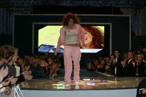 25-08-2005 SHOWBIZZ; BIG BROTHER IS BEGONNEN GISTEREN WAS DE KICK OFF IN AALSMEER. Chantal-Dido-Rob-Lieske-Ingrid-Roel-Joost-Linda-Menno-Tanja-Nathalie en Rikkert dat zijn de nieuwe bewoners van het prachtige Big Brother huis wat is gebouwd op het terrein van studio Aalsmeer. Vanavond sloot de deur achter de 12 deelnemers van de race om het grote geld. Na 3 maanden zullen we weten wie de gelukkige zal zijn en de buit mag ontvangen.Ruud de Wild en Bridget Maasland zullen gedurende deze periode de mensen zijn die ons elke dag op de hoogte gaan houden van wat er plaats vindt in het Big Brother huis.Ook de zwangere Tanja was vast beraden om in het huis te gaan bevallen.
foto: Albert den Iseger.