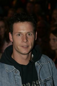 25-08-2005 SHOWBIZZ; BIG BROTHER IS BEGONNEN GISTEREN WAS DE KICK OFF IN AALSMEER. Chantal-Dido-Rob-Lieske-Ingrid-Roel-Joost-Linda-Menno-Tanja-Nathalie en Rikkert dat zijn de nieuwe bewoners van het prachtige Big Brother huis wat is gebouwd op het terrein van studio Aalsmeer. Vanavond sloot de deur achter de 12 deelnemers van de race om het grote geld. Na 3 maanden zullen we weten wie de gelukkige zal zijn en de buit mag ontvangen.Ruud de Wild en Bridget Maasland zullen gedurende deze periode de mensen zijn die ons elke dag op de hoogte gaan houden van wat er plaats vindt in het Big Brother huis.Ook de zwangere Tanja was vast beraden om in het huis te gaan bevallen.
foto: Albert den Iseger.