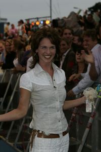 25-08-2005 SHOWBIZZ; BIG BROTHER IS BEGONNEN GISTEREN WAS DE KICK OFF IN AALSMEER. Chantal-Dido-Rob-Lieske-Ingrid-Roel-Joost-Linda-Menno-Tanja-Nathalie en Rikkert dat zijn de nieuwe bewoners van het prachtige Big Brother huis wat is gebouwd op het terrein van studio Aalsmeer. Vanavond sloot de deur achter de 12 deelnemers van de race om het grote geld. Na 3 maanden zullen we weten wie de gelukkige zal zijn en de buit mag ontvangen.Ruud de Wild en Bridget Maasland zullen gedurende deze periode de mensen zijn die ons elke dag op de hoogte gaan houden van wat er plaats vindt in het Big Brother huis.Ook de zwangere Tanja was vast beraden om in het huis te gaan bevallen.
foto: Albert den Iseger.