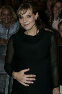 25-08-2005 SHOWBIZZ; BIG BROTHER IS BEGONNEN GISTEREN WAS DE KICK OFF IN AALSMEER. Chantal-Dido-Rob-Lieske-Ingrid-Roel-Joost-Linda-Menno-Tanja-Nathalie en Rikkert dat zijn de nieuwe bewoners van het prachtige Big Brother huis wat is gebouwd op het terrein van studio Aalsmeer. Vanavond sloot de deur achter de 12 deelnemers van de race om het grote geld. Na 3 maanden zullen we weten wie de gelukkige zal zijn en de buit mag ontvangen.Ruud de Wild en Bridget Maasland zullen gedurende deze periode de mensen zijn die ons elke dag op de hoogte gaan houden van wat er plaats vindt in het Big Brother huis.Ook de zwangere Tanja was vast beraden om in het huis te gaan bevallen.
foto: Albert den Iseger.
