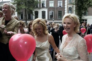 14-08-2005 SHOWBIZZ: CLAUDIA DE BREIJ EN CONNY KRAAIJEVELD ZIJN GETROUWD. Claudia de Breij bekend van het Theater en van het programma Laat bij de Vara is gisteren getrouwd met haar grote liefde Conny. Het huwelijk werd gesloten in het Academiegebouw van de Universiteit van Utrecht.De burgermeester van Utrecht Mevr.A.H.Brouwer-Kort sloot het huwelijk van het verliefde stel. Vele bekenden uit de radio en tv wereld waren aanwezig en genoten daarna van een hapje en een stevige borrel. 
Foto: Albert den Iseger