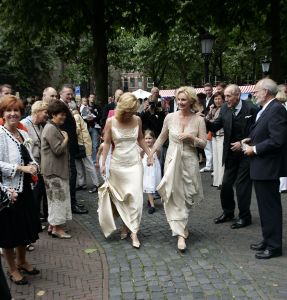 14-08-2005 SHOWBIZZ: CLAUDIA DE BREIJ EN CONNY KRAAIJEVELD ZIJN GETROUWD. Claudia de Breij bekend van het Theater en van het programma Laat bij de Vara is gisteren getrouwd met haar grote liefde Conny. Het huwelijk werd gesloten in het Academiegebouw van de Universiteit van Utrecht.De burgermeester van Utrecht Mevr.A.H.Brouwer-Kort sloot het huwelijk van het verliefde stel. Vele bekenden uit de radio en tv wereld waren aanwezig en genoten daarna van een hapje en een stevige borrel. 
Foto: Albert den Iseger