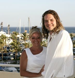 10-08-2005 SHOWBIZZ: CORRY KONINGS IN SPANJE MET KINDERENE EN NIEUWE LIEFDE WIM.In het spaanse Benalmadena woont Corry met haar nieuwe liefde Wim Tromp in een prachtig appartement in de haven van Benalmadena. Samen met dochter Sharona en zoon Joeri genieten zij elke dag van het\