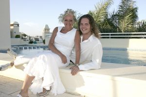 10-08-2005 SHOWBIZZ: CORRY KONINGS IN SPANJE MET KINDERENE EN NIEUWE LIEFDE WIM.In het spaanse Benalmadena woont Corry met haar nieuwe liefde Wim Tromp in een prachtig appartement in de haven van Benalmadena. Samen met dochter Sharona en zoon Joeri genieten zij elke dag van het\