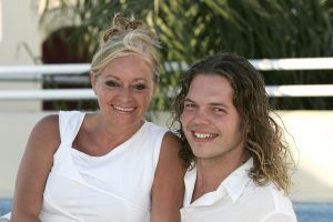 10-08-2005 SHOWBIZZ: CORRY KONINGS IN SPANJE MET KINDERENE EN NIEUWE LIEFDE WIM.In het spaanse Benalmadena woont Corry met haar nieuwe liefde Wim Tromp in een prachtig appartement in de haven van Benalmadena. Samen met dochter Sharona en zoon Joeri genieten zij elke dag van het\