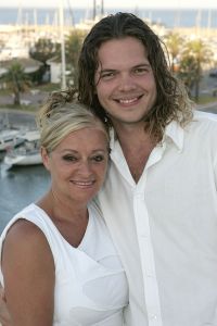 10-08-2005 SHOWBIZZ: CORRY KONINGS IN SPANJE MET KINDERENE EN NIEUWE LIEFDE WIM.In het spaanse Benalmadena woont Corry met haar nieuwe liefde Wim Tromp in een prachtig appartement in de haven van Benalmadena. Samen met dochter Sharona en zoon Joeri genieten zij elke dag van het\