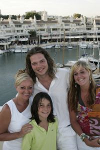 10-08-2005 SHOWBIZZ: CORRY KONINGS IN SPANJE MET KINDERENE EN NIEUWE LIEFDE WIM.In het spaanse Benalmadena woont Corry met haar nieuwe liefde Wim Tromp in een prachtig appartement in de haven van Benalmadena. Samen met dochter Sharona en zoon Joeri genieten zij elke dag van het\