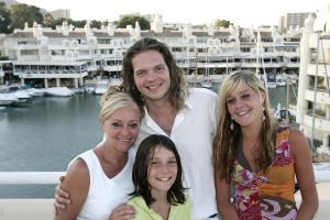 10-08-2005 SHOWBIZZ: CORRY KONINGS IN SPANJE MET KINDERENE EN NIEUWE LIEFDE WIM.In het spaanse Benalmadena woont Corry met haar nieuwe liefde Wim Tromp in een prachtig appartement in de haven van Benalmadena. Samen met dochter Sharona en zoon Joeri genieten zij elke dag van het\