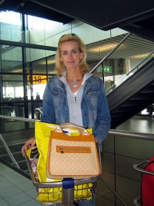 16-08-2005 SHOWBIZZ; DAPHNE DEKKERS EN RICHARD  HEERLIJK OP VAKANTIE IN MARBELLA. Daphne die ik tegenkwam in het vliegtuig ging weer terug naar haar Richard in Marbella. Zij hebben daar een prachtig huis gekocht en zullen daar een maand lang heerlijk vakantie vieren.
Foto: Albert den Iseger.