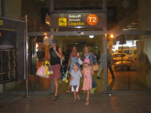 16-08-2005 SHOWBIZZ; DAPHNE DEKKERS EN RICHARD  HEERLIJK OP VAKANTIE IN MARBELLA. Daphne die ik tegenkwam in het vliegtuig ging weer terug naar haar Richard in Marbella. Zij hebben daar een prachtig huis gekocht en zullen daar een maand lang heerlijk vakantie vieren.
Foto: Albert den Iseger.