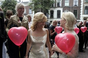 14-08-2005 SHOWBIZZ: CLAUDIA DE BREIJ EN CONNY KRAAIJEVELD ZIJN GETROUWD. Claudia de Breij bekend van het Theater en van het programma Laat bij de Vara is gisteren getrouwd met haar grote liefde Conny. Het huwelijk werd gesloten in het Academiegebouw van de Universiteit van Utrecht.De burgermeester van Utrecht Mevr.A.H.Brouwer-Kort sloot het huwelijk van het verliefde stel. Vele bekenden uit de radio en tv wereld waren aanwezig en genoten daarna van een hapje en een stevige borrel. 
Foto: Albert den Iseger