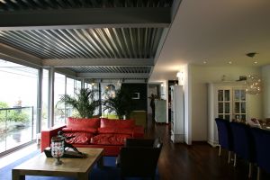 25-08-2005 SHOWBIZZ; ROB VERLINDEN HEEFT NIEUW HUIS IN SPANJE LATEN BOUWEN.
Rob en zijn vriend Rob hebben een Rietveld villa laten bouwen in de buurt van Barcelona.Rob die straks het programma Tuinruimers bij SBS6 gaat presenteren was zeer verrast met ons bezoek.Trots liet hij de prachtige villa zien die geheel in stijl is van het Rietveld concept.
foto: Albert den Iseger