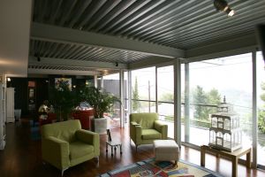 25-08-2005 SHOWBIZZ; ROB VERLINDEN HEEFT NIEUW HUIS IN SPANJE LATEN BOUWEN.
Rob en zijn vriend Rob hebben een Rietveld villa laten bouwen in de buurt van Barcelona.Rob die straks het programma Tuinruimers bij SBS6 gaat presenteren was zeer verrast met ons bezoek.Trots liet hij de prachtige villa zien die geheel in stijl is van het Rietveld concept.
foto: Albert den Iseger