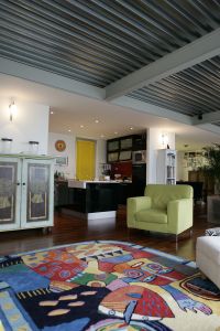 25-08-2005 SHOWBIZZ; ROB VERLINDEN HEEFT NIEUW HUIS IN SPANJE LATEN BOUWEN.
Rob en zijn vriend Rob hebben een Rietveld villa laten bouwen in de buurt van Barcelona.Rob die straks het programma Tuinruimers bij SBS6 gaat presenteren was zeer verrast met ons bezoek.Trots liet hij de prachtige villa zien die geheel in stijl is van het Rietveld concept.
foto: Albert den Iseger
